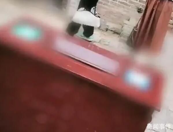 景區(qū)回應功德箱兩邊貼收款碼 考慮到年輕人不帶現(xiàn)金