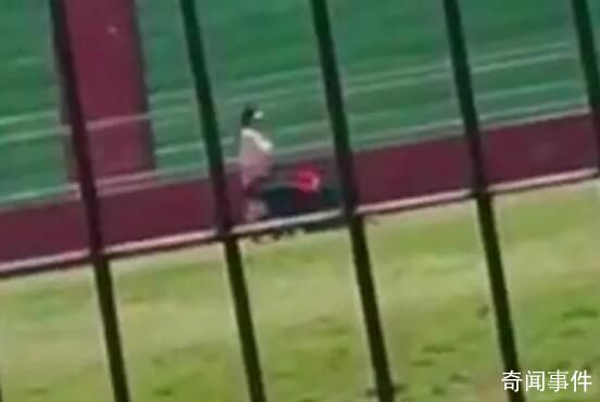 老師讓學生在操場爬行 教育局回應