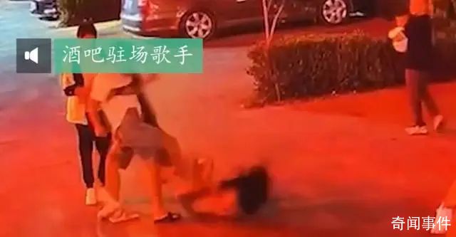 男子非禮酒吧歌手不成對其拳打腳踢 此事引發(fā)關(guān)注