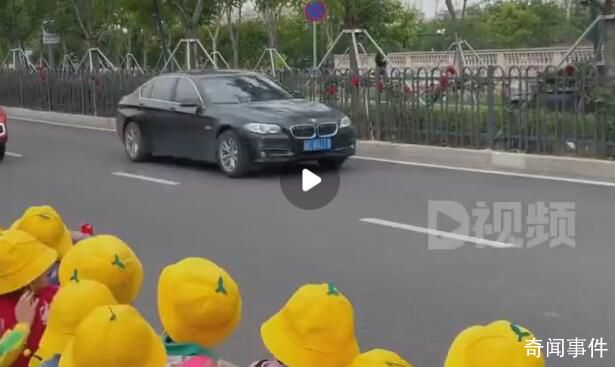 萌娃遇消防員婚車隊集體揮手祝福 網友：實在是萌化了