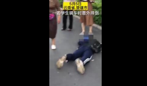 學生摔傷無人報警但滿屏都是警 網(wǎng)友：這一幕流眼淚了