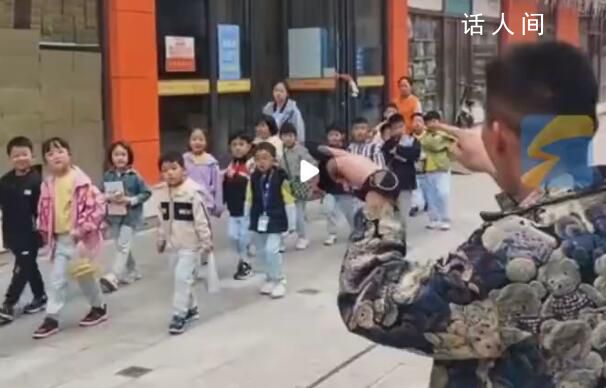 男子和路過小朋友對暗號唱挖呀挖 新接頭暗號這不就對上了