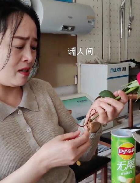 她只是看了眼花就已經(jīng)哭了 媽媽收到孩子送禮物時(shí)的反應(yīng)