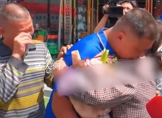 男子流浪20年母親節與母親相認 網友：這是母親節最好的禮物