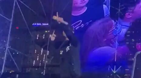 一萬的票隔壁唱了九千八 觀眾大聲合唱幾乎蓋過了周杰倫的聲音