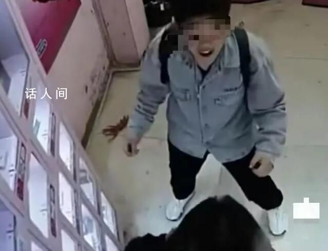 兩女孩砸成人用品售賣機盜走商品 這究竟是怎么回事