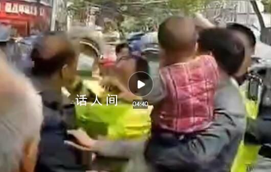 警方回應(yīng)老人兩次遇查起沖突 第二次攔是因?yàn)槲磻覓鞕C(jī)動(dòng)車牌