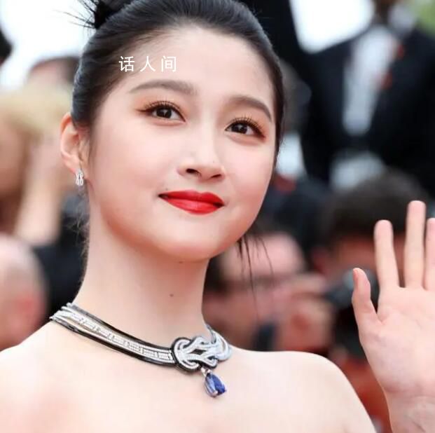 關曉彤戛納穿閃鉆禮服亮相 甜美少女感中又帶著典雅的韻味