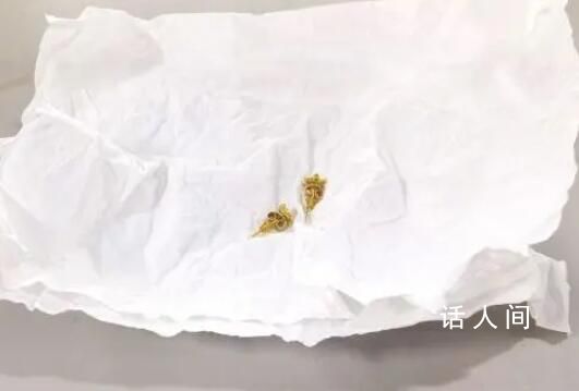 地鐵站撿廢紙團一捏發現是黃金耳釘 這一場景令人感嘆