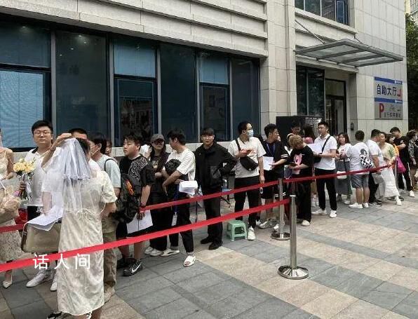 520領證現場:有人帶鋪蓋徹夜排隊