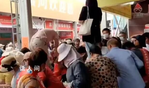 食博會展臺商品遭多人哄搶 人流太大素質(zhì)參差不齊