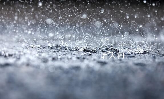 女子家中廚房窗戶被暴風(fēng)雨整個(gè)吹掉 幸虧樓下人比較少?zèng)]砸到人