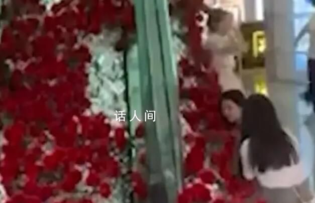 商場520花海被顧客一搶而光 現場一片混亂非常狼藉