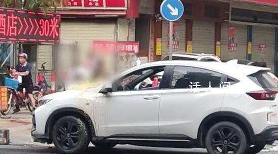 女子逼停汽車潑粥罵渣男 不管發生什么事都不該糟蹋糧食