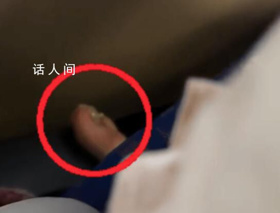 女子飛機上光腳踩踏座椅扶手 網友：太囂張了