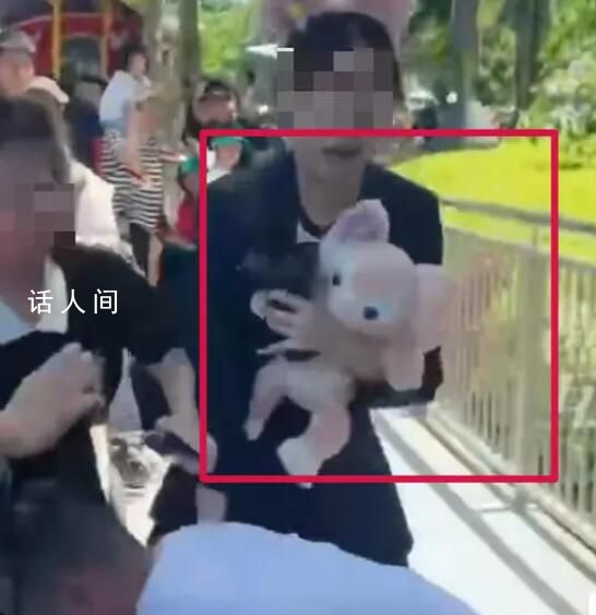 兩對(duì)情侶因爭(zhēng)位置在迪士尼大打出手 引發(fā)不少網(wǎng)友熱議