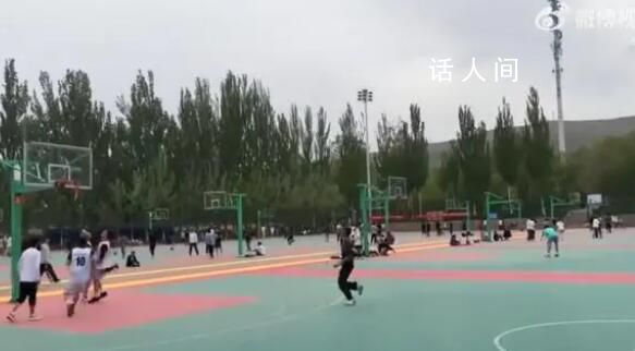 男生籃球賽投中超遠(yuǎn)三分壓哨絕殺 網(wǎng)友： 這球可以吹一輩子吧