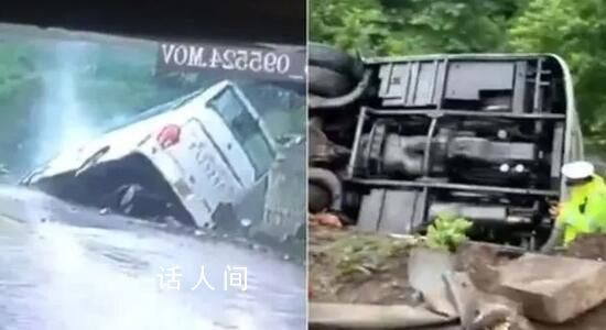 湖北宜昌一旅游大巴發(fā)生側翻 事故原因正在進一步調(diào)查中