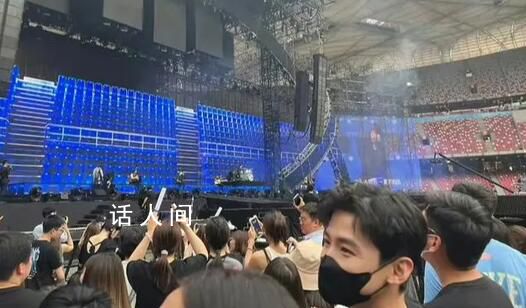 網友偶遇白敬亭聽五月天演唱會 背影纖瘦人群中十分亮眼