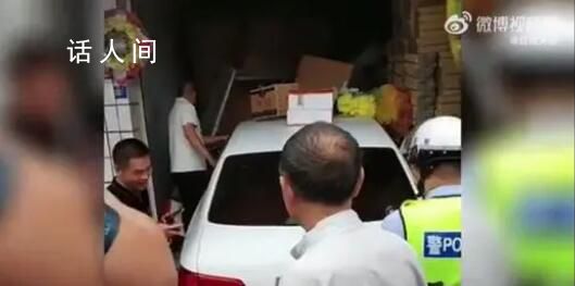 成都一轎車沖進店鋪撞壞16個骨灰盒 損失不小