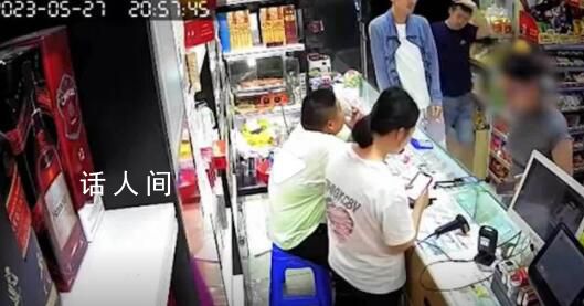 老板幫女子換錢被要求支付手續(xù)費(fèi) 旁邊的阿姨都看不過去