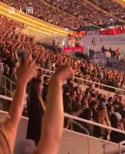 梅西看演唱會被認出 現場開始齊聲高呼他的名字