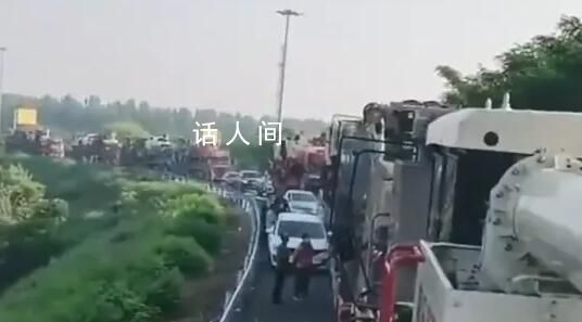 河南通報(bào)數(shù)百輛收割車無法下高速 回應(yīng)：不存在數(shù)百輛車擁堵5天情況