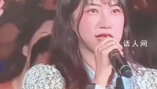 被任賢齊救過(guò)的女孩來(lái)看演唱會(huì)了 我已經(jīng)認(rèn)識(shí)你22年了小的時(shí)候你還抱過(guò)我