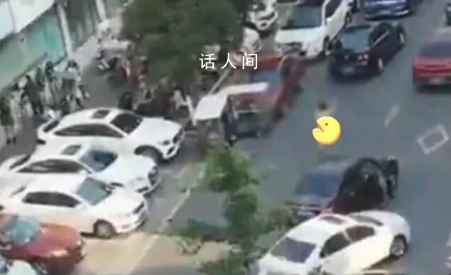 成都一男子駕車街頭亂撞多車后裸奔 幸虧警方趕到的及時