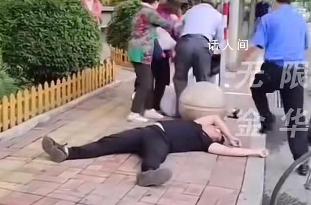男子與老人起爭執后被砸倒 網友：求著別人打的我們可以作