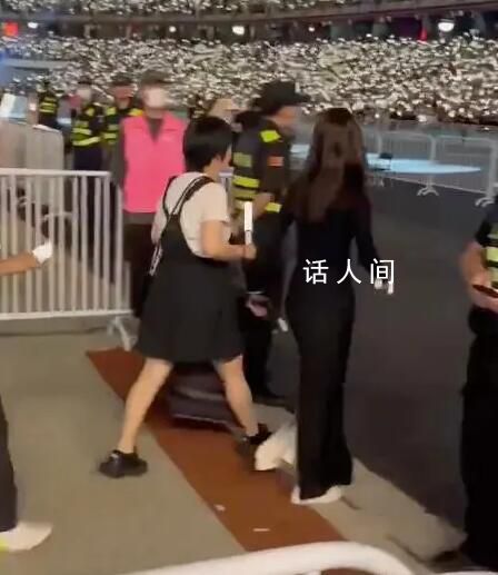 周冬雨現身五月天演唱會 現場與五月天進行了精彩合作