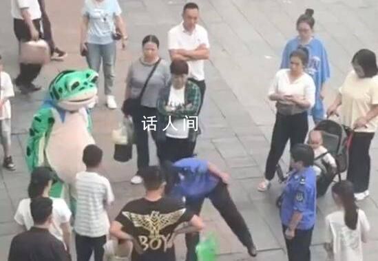 賣崽青蛙的崽被城管敲爛扔垃圾桶 網友：她有什么錯