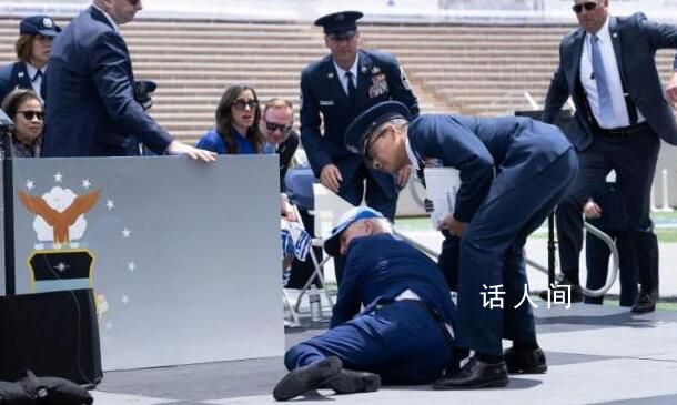 特朗普稱希望拜登摔倒沒受傷 被現場的沙袋絆倒