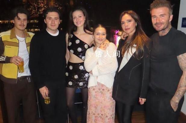貝嫂曬全家看演唱會合照 二兒子羅密歐·貝克漢姆缺席了