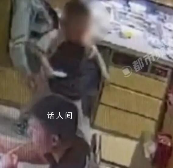 男童將玩具甩進(jìn)鄰桌火鍋燙到嬰兒 不少人卻指責(zé)起嬰兒的家長(zhǎng)來(lái)