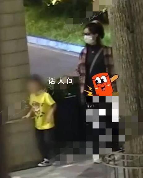 趙麗穎街邊哄兒子被拍 身高已經超過了趙麗穎的腰部