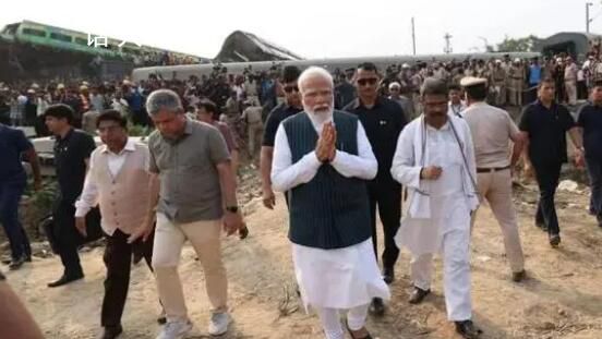 莫迪視察事故現場 這兩幕激怒印度人