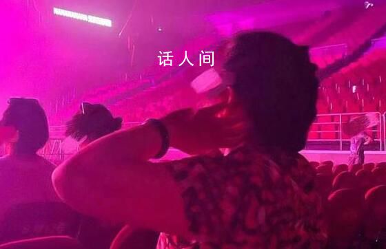 奶奶看小鬼演唱會(huì)捂耳朵 這反差我笑死