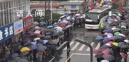 毛坦廠中學88輛大巴送考 萬人助威