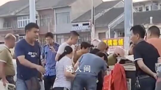 男子擺攤遭勸離把貨物扔地上任人撿 這一幕讓人們深感生活中的無奈與艱辛