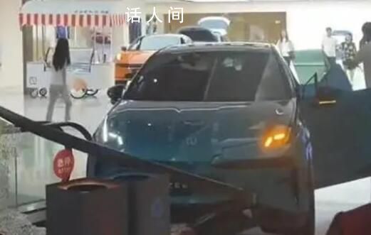 商場內展車被男童開動撞上扶梯 事故原因正在調查中