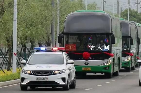 車牌985警車連續(xù)18年送考 警察叔叔有心了