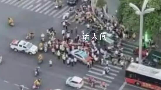 大爺公交車上強吻女孩被圍堵 最后被憤怒的群眾給圍住了