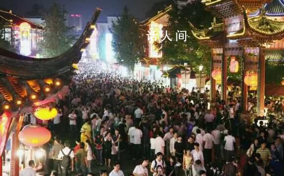 南京夫子廟擠滿為高考祈福的人 高考除了考生緊張外也是牽動著家長的心