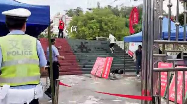 廣東一考生著急進(jìn)考場跑掉洞洞鞋 民警撿到送還