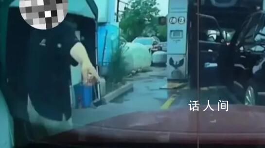 男子開路虎插隊洗車:我就猖狂了