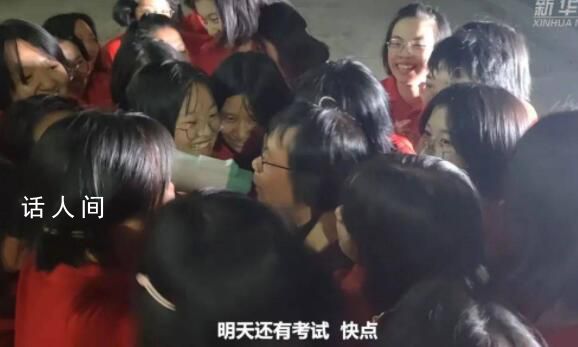 孩子們圍抱張桂梅時(shí)喊抱輕一點(diǎn) 即將分別的淚水再也忍不住了