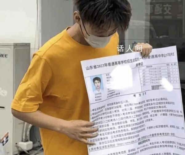 男孩打印巨型準考證防丟 引起了網友們的關注和熱議