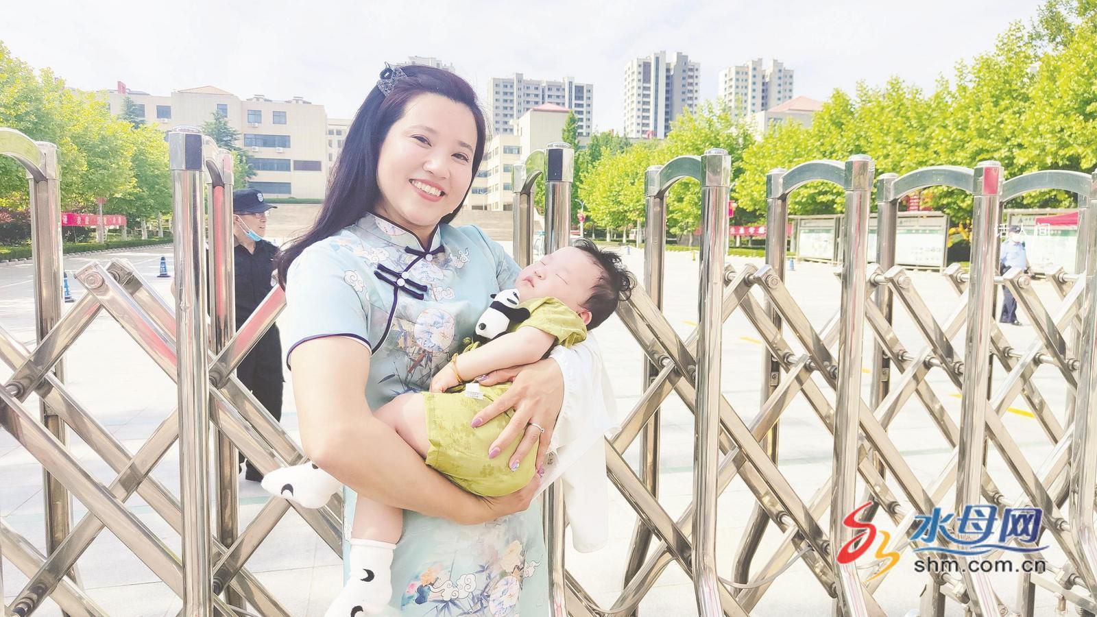 “凍齡”奶奶抱孫子給小兒子送考 只要盡力就好不想給孩子太大壓力