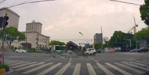 上海男子開車闖紅燈與3車碰撞 致1死